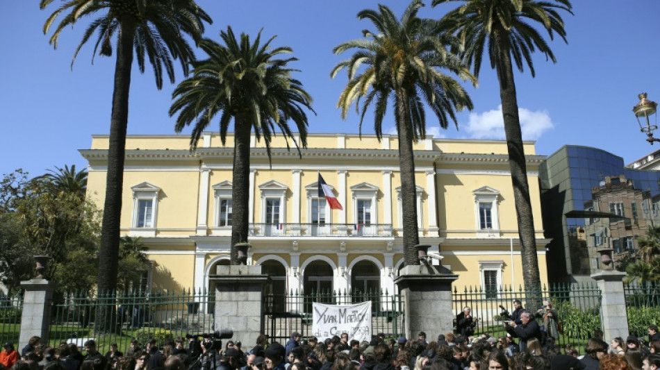 Recueillement et appels au calme en Corse après la mort de Colonna