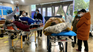 Ancianos con covid llenan las camas de un hospital del centro de China